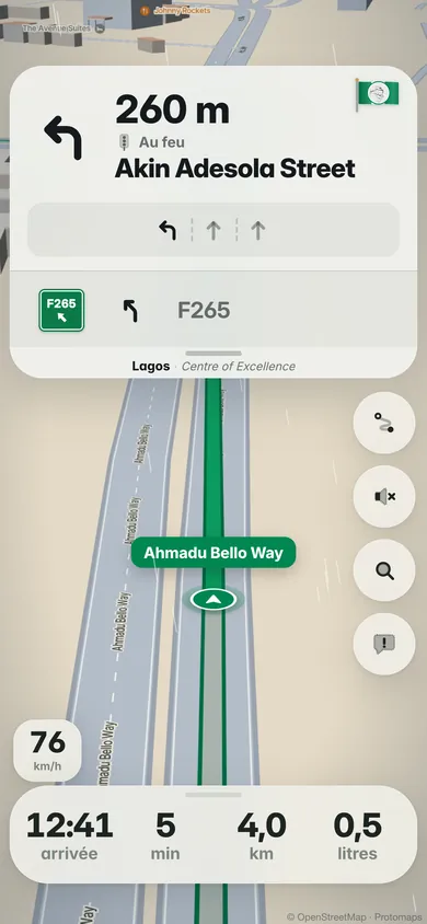 Guidage à Victoria Island : 260 m, au feu, Akin Adesola Street, avec les flèches de voie et le panneau F265