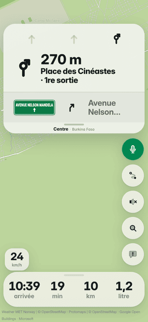 Conduite à Ouagadougou : dans 270 m, entrez dans Place des Cinéastes et prenez la 1er sortie dans Avenue Nelson Mandela, avec les flèches de voies ; le drapeau du pays sur la carte de virage