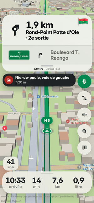 Conduite à Ouagadougou : le bandeau « Nid-de-poule, voie de gauche 520 m », un nid-de-poule repéré par d’autres conducteurs