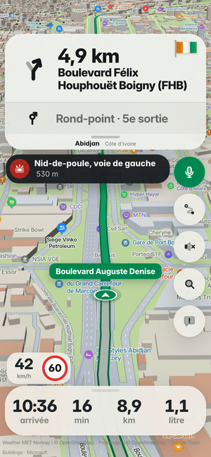 Conduite à Abidjan : le bandeau « Nid-de-poule, voie de gauche 530 m », un nid-de-poule repéré par d’autres conducteurs