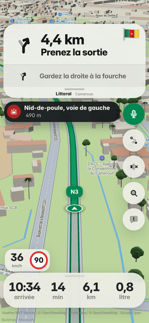 Conduite à Douala : le bandeau « Nid-de-poule, voie de gauche 490 m », un nid-de-poule repéré par d’autres conducteurs