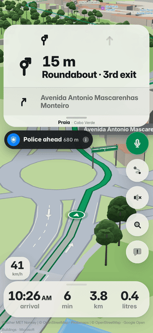 Driving in Praia: the “Police ahead 680 m” alert under the turn card, from other drivers’ reports