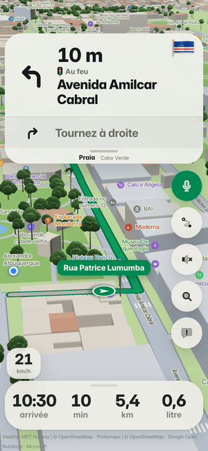 Conduite à Praia : dans 10 m, tournez à gauche dans Avenida Amilcar Cabral ; le drapeau du pays sur la carte de virage