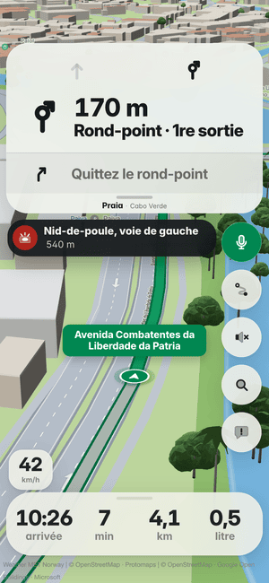 Conduite à Praia : le bandeau « Nid-de-poule, voie de gauche 540 m », un nid-de-poule repéré par d’autres conducteurs