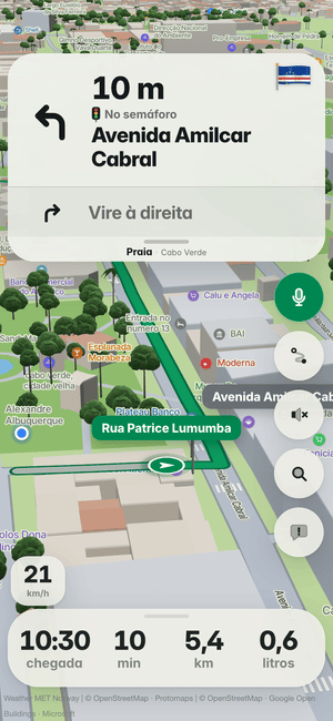 A conduzir na Praia: daqui a 10 m, vire à esquerda em direção à Avenida Amilcar Cabral; a bandeira do país no cartão da manobra