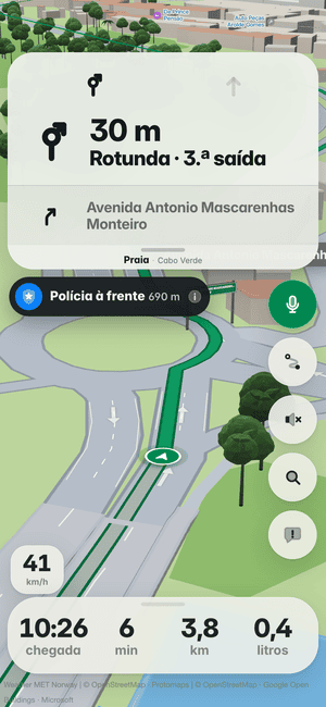 A conduzir na Praia: o alerta “Polícia à frente 690 m” por baixo do cartão da manobra, a partir de alertas de outros condutores