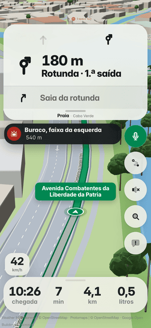 A conduzir na Praia: o aviso “Buraco, faixa da esquerda 540 m”, um buraco encontrado por outros condutores
