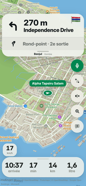 Conduite à Banjul : dans 270 m, tournez à gauche dans TAH 7/Independence Drive ; le drapeau du pays sur la carte de virage