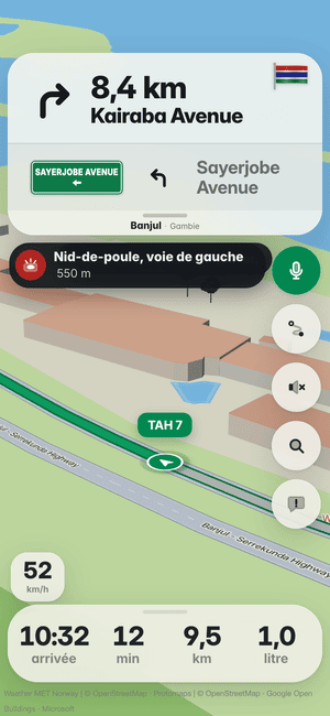 Conduite à Banjul : le bandeau « Nid-de-poule, voie de gauche 550 m », un nid-de-poule repéré par d’autres conducteurs
