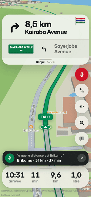 Conduite à Banjul, question à voix haute « à quelle distance est Brikama » ; la réponse : Brikama · 31 km · 37 min