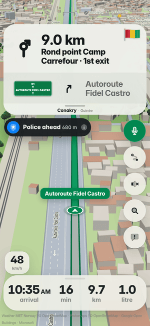 Driving in Conakry: the “Police ahead 680 m” alert under the turn card, from other drivers’ reports