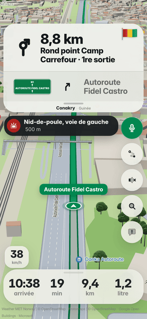 Conduite à Conakry : le bandeau « Nid-de-poule, voie de gauche 500 m », un nid-de-poule repéré par d’autres conducteurs