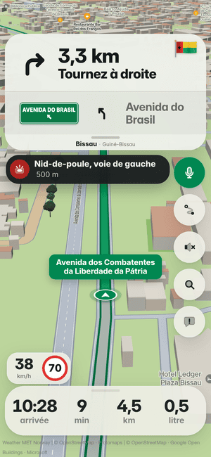 Conduite à Bissau : le bandeau « Nid-de-poule, voie de gauche 500 m », un nid-de-poule repéré par d’autres conducteurs