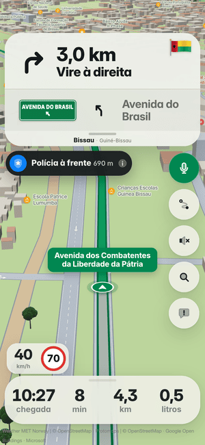 A conduzir em Bissau: o alerta “Polícia à frente 690 m” por baixo do cartão da manobra, a partir de alertas de outros condutores