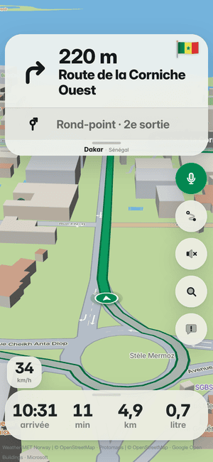 Conduite à Dakar : dans 220 m, tournez à droite dans la Route de la Corniche Ouest, puis 2e sortie au rond-point ; le drapeau du Sénégal sur la carte de virage