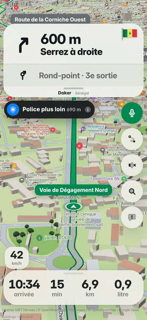 Conduite à Dakar : l’alerte « Police plus loin 690 m » sous la carte de virage, d’après les signalements d’autres conducteurs