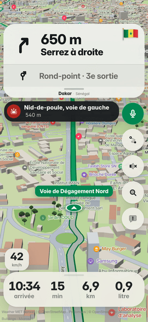 Conduite à Dakar : le bandeau « Nid-de-poule, voie de gauche 540 m », repéré par d’autres conducteurs