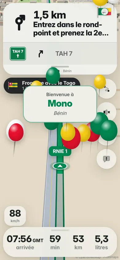 En français : Bienvenue à Mono, Bénin, et le bandeau Frontière avec le Togo, 1,5 km avant un rond-point