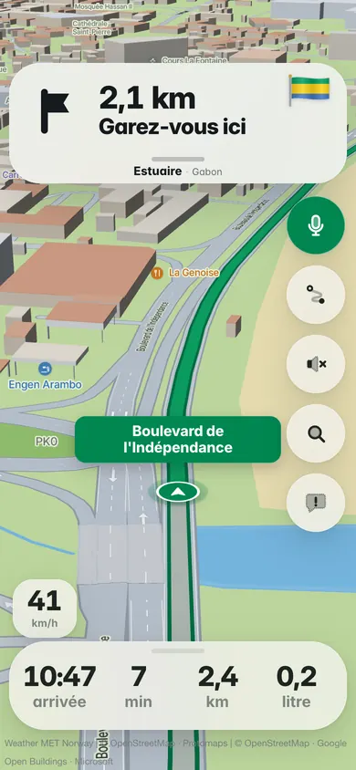 En voiture sur le boulevard de l’Indépendance à Libreville, en 3D au niveau de la rue, arrivée à 10:47