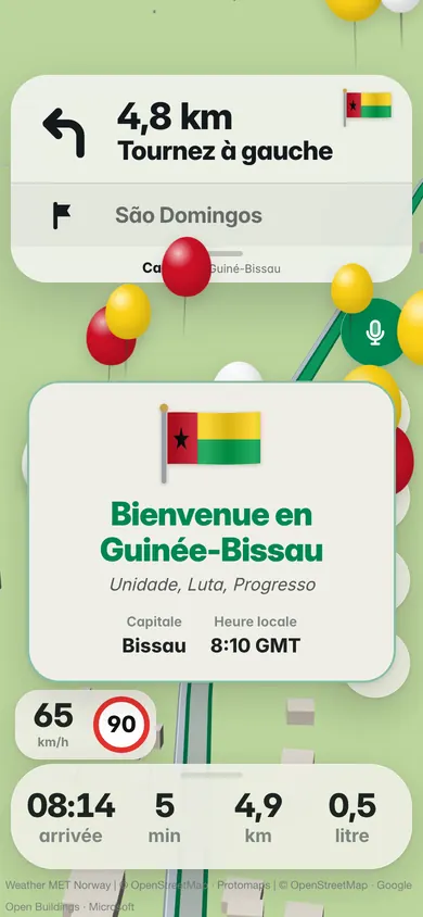 Bienvenue en Guinée-Bissau : le drapeau, la devise Unidade, Luta, Progresso, la capitale Bissau et l’heure locale, 8:10 GMT, sur la route de São Domingos