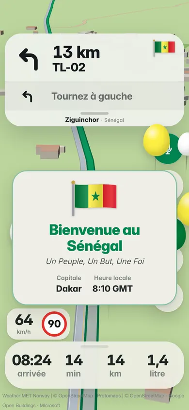 Bienvenue au Sénégal : le drapeau, la devise Un Peuple, Un But, Une Foi, la capitale Dakar et l’heure locale, 8:10 GMT, avec des ballons aux couleurs du drapeau, près de Ziguinchor