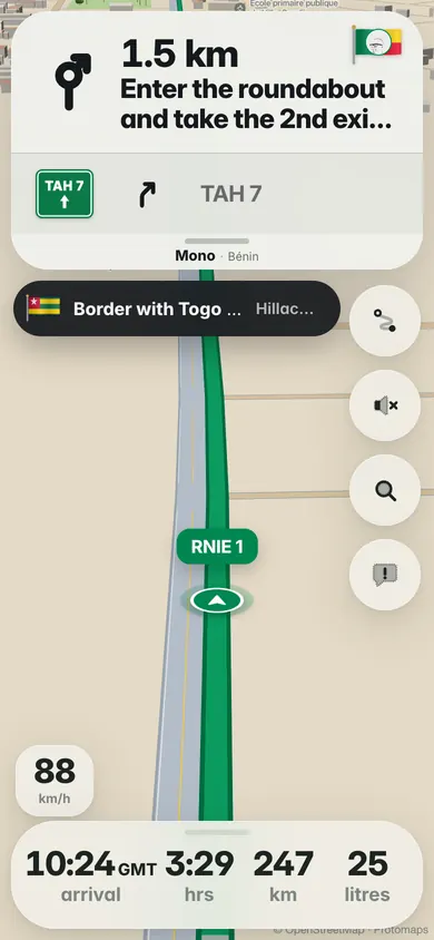 Approaching the border: a Border with Togo banner for Hillacondji above the map, 1.5 km before a roundabout