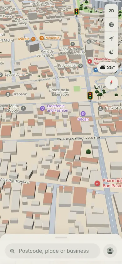 The 3D map of central Lomé, with traffic lights, pharmacies and the search bar